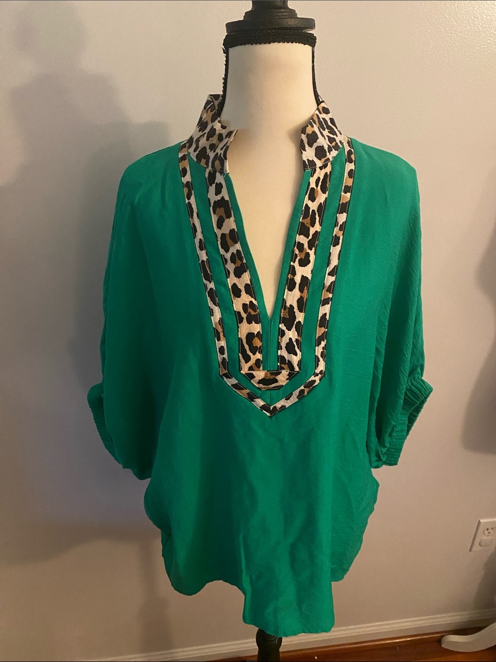 Entro  size large NWT fern with leopard trim dolman sleeve top